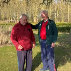 Klienten zusammen im Gemeinschaftsgarten Klienten zusammen im Gemeinschaftsgarten